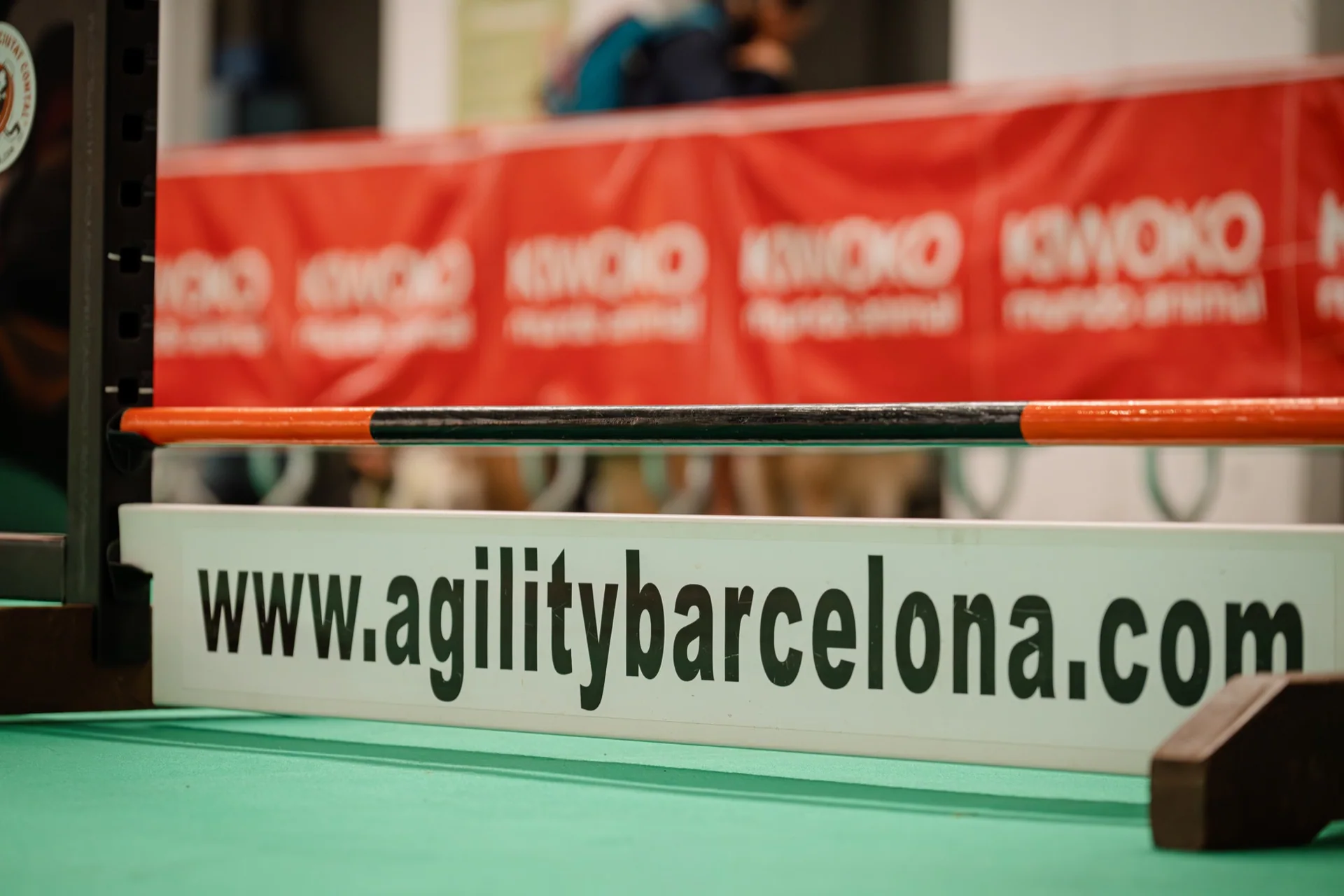 Detalle de marca durante una feria de agility en Barcelona